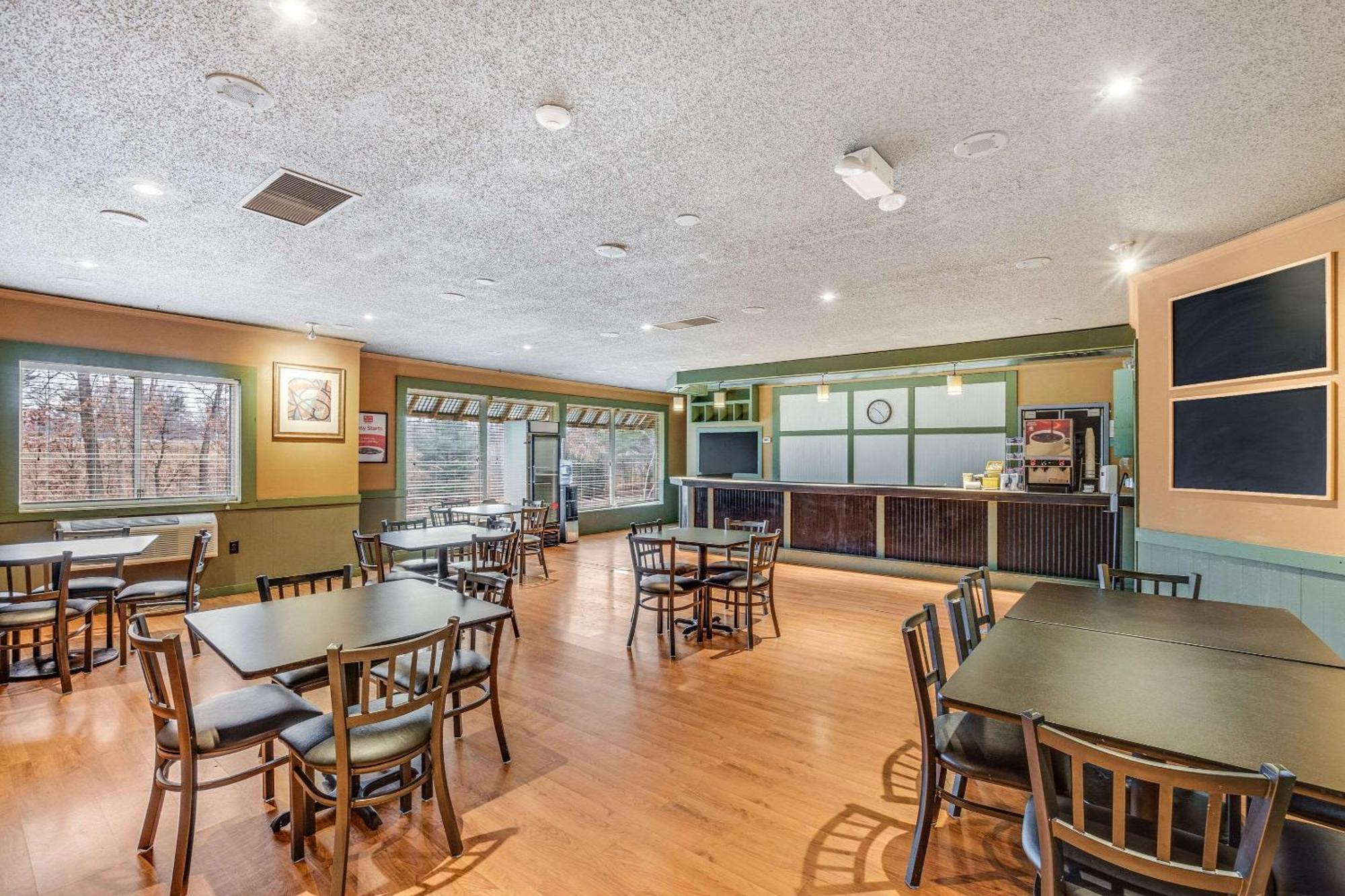 Econo Lodge Whitehall Near Michigan'S Adventure Eksteriør bilde